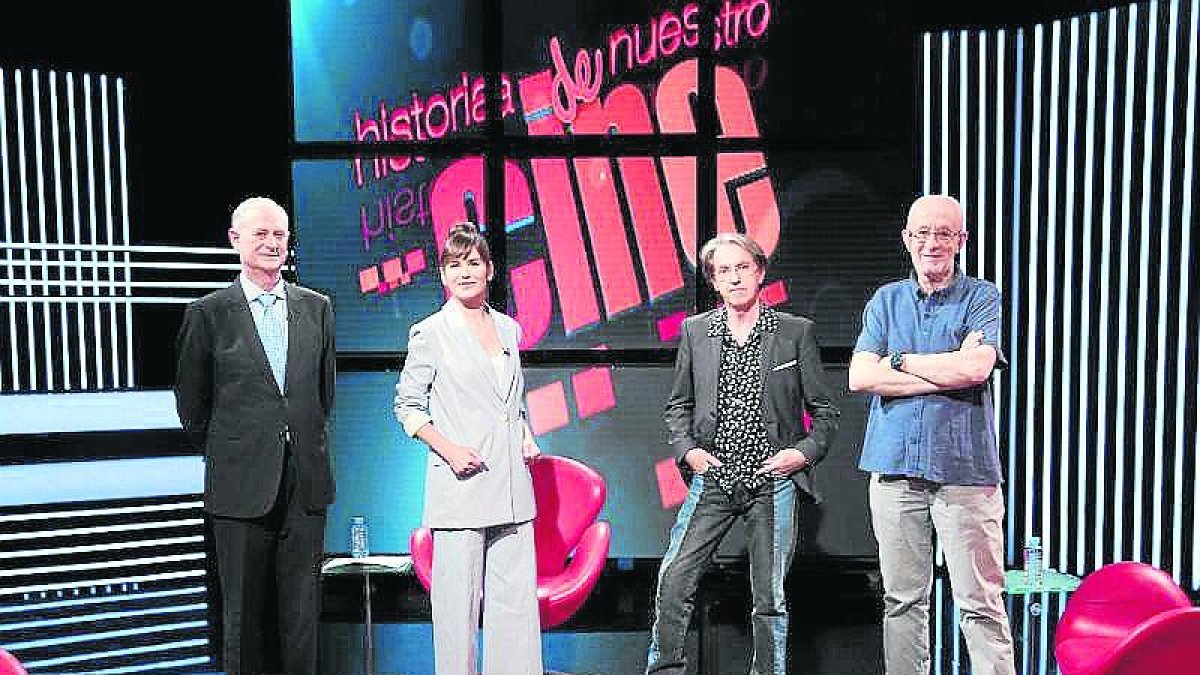 La presentadora, Elena Sánchez, amb els tertulians.