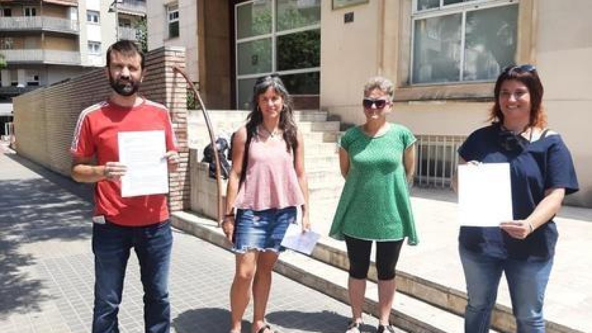 Representantes de la CUP, el 30 de junio ante Salud en Lleida.