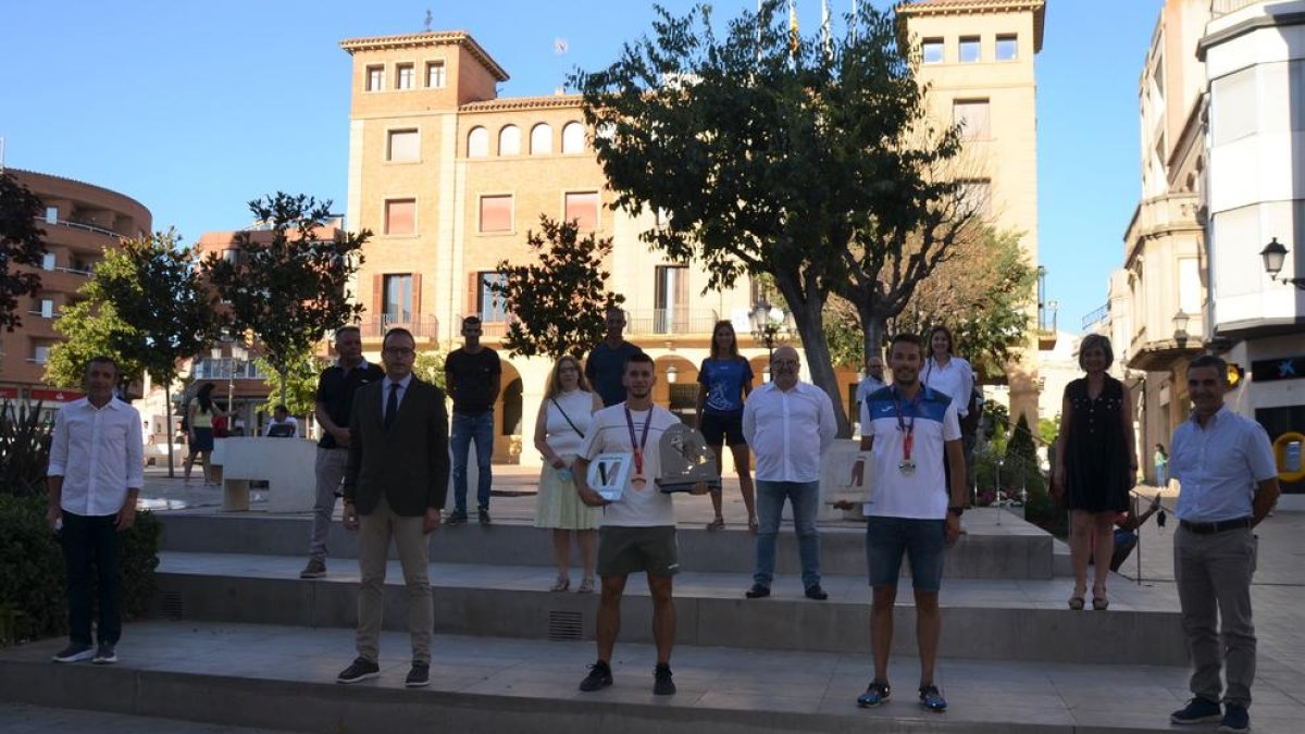 Arnau Monné, al centre, ahir durant l’homenatge.