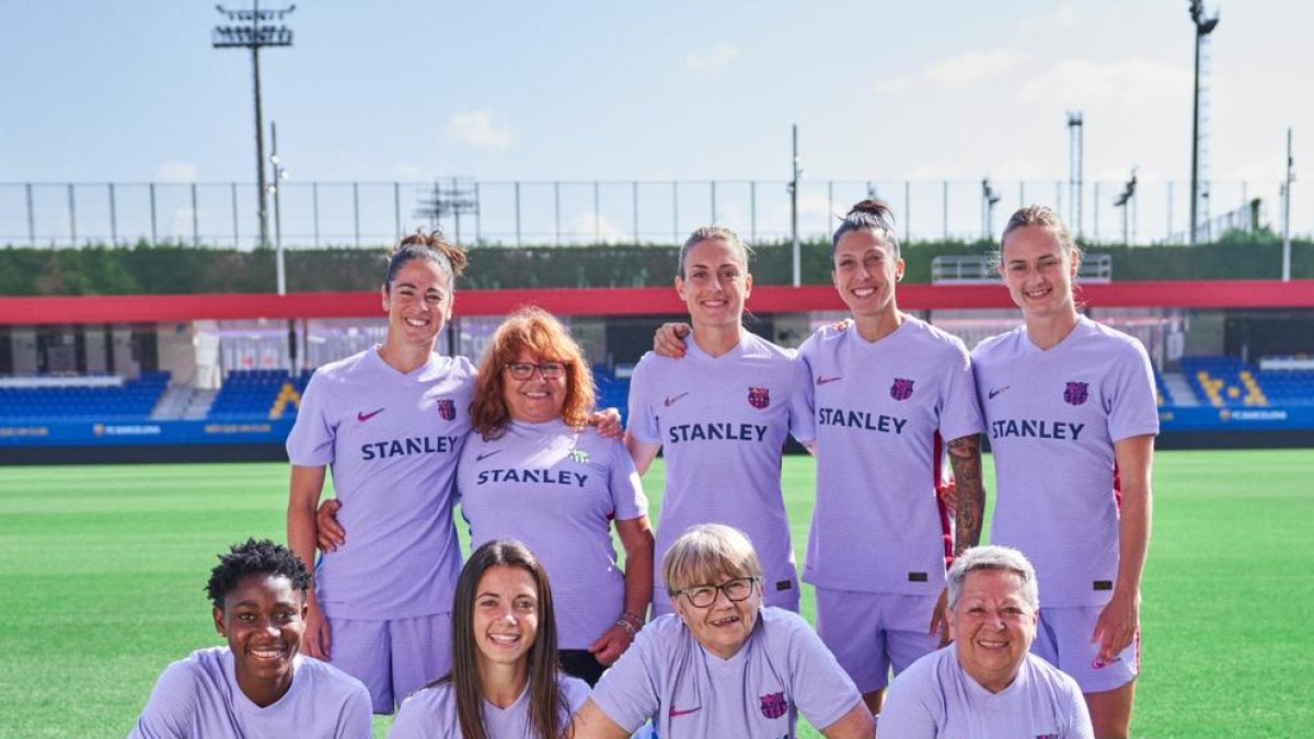 Segunda equipación reivindicativa  -  El Barça presentó la segunda equipación para la temporada 2021-22, que usarán tanto el equipo masculino como el femenino, con la que quiere lanzar un mensaje a favor de la diversidad y el empoderamiento de ...