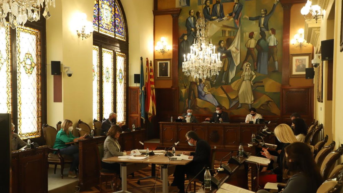 Un moment del ple presencial i telemàtic celebrat ahir.
