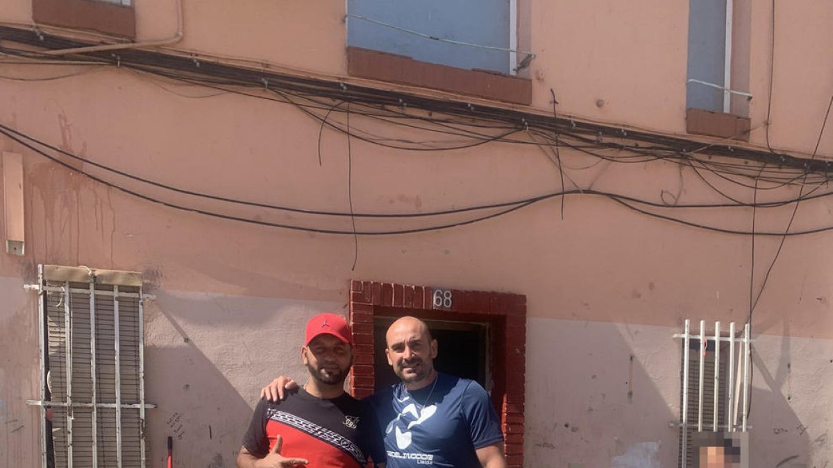 Víctor Ruiz amb un dels ciutadans que van apagar un incendi.