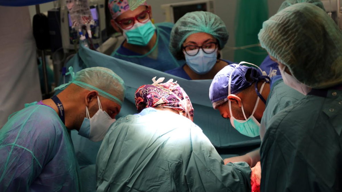Vall d'Hebron lleva a cabo el primer trasplante de pulmones en el Estado a un paciente con daños por la covid-19