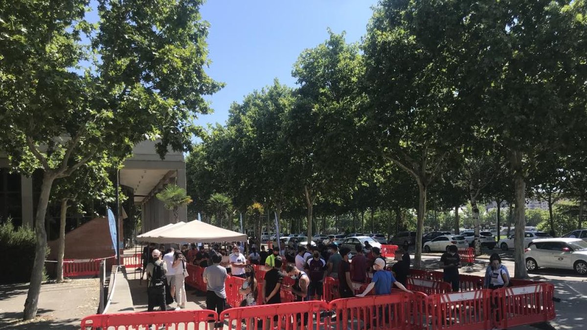 Colas para vacunarse ayer contra la Covid en el Onze de Setembre.