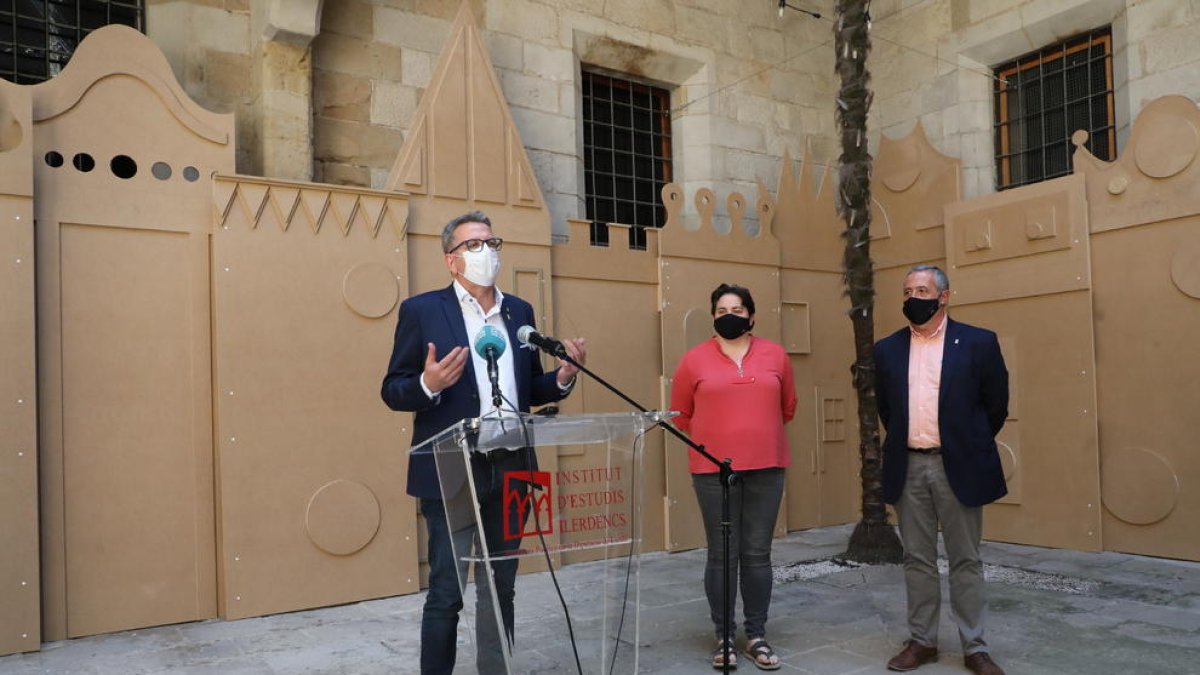 Presentación ayer de la Festa Major del IEI en el patio del edificio, que ya luce algún ‘atrezzo’ festivo.