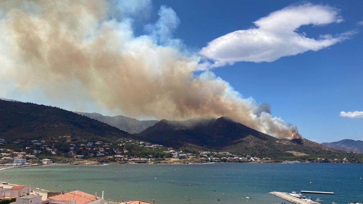 Espectacular vista general del incendio de Llançà visto desde El Port de la Selva.