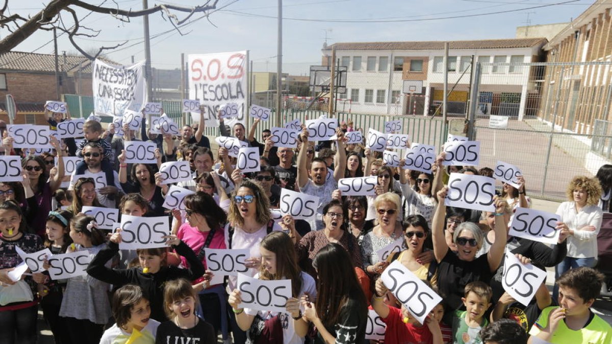 Manifestación de los padres en 2019 delante del colegio actual.