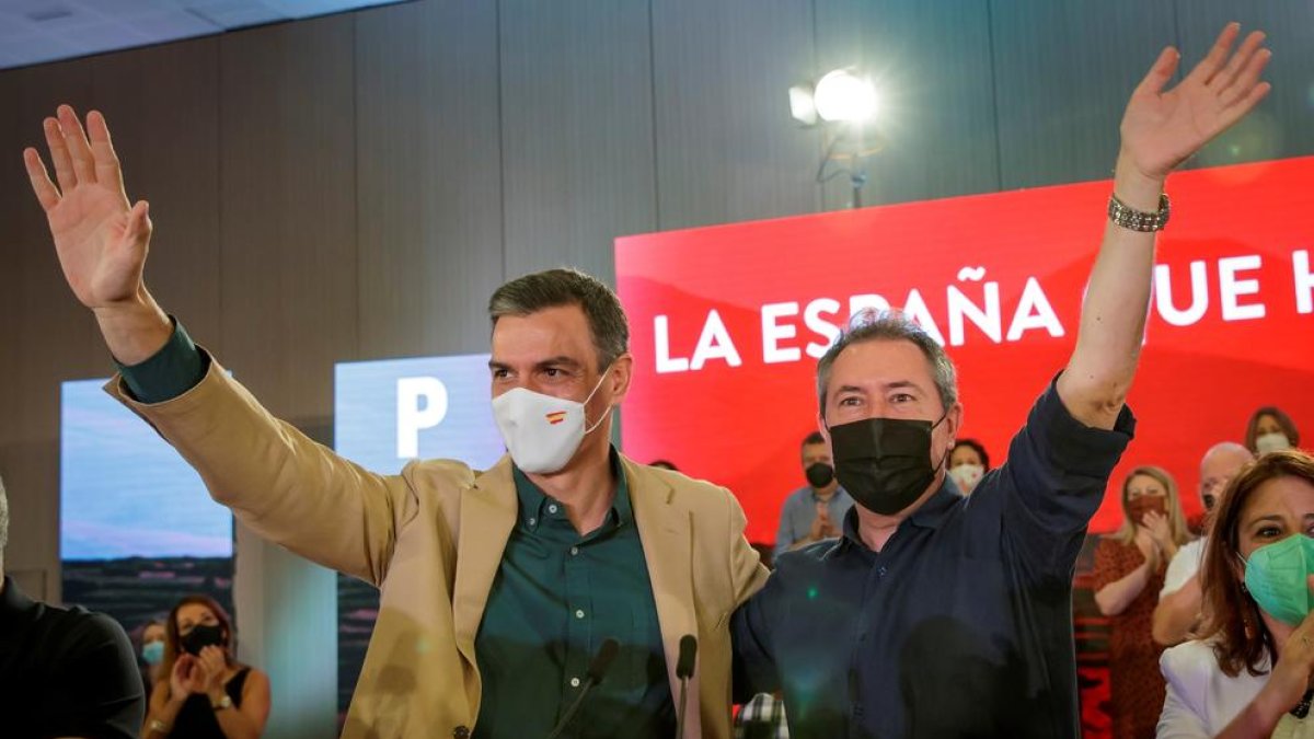 Sánchez i Espadas saluden el públic a l’acte del PSOE d’ahir.