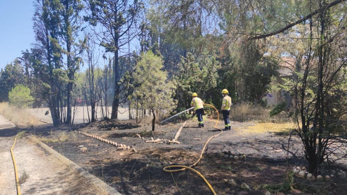Imagen de archivo de efectivos de Bomberos extinguiendo un incendio este verano