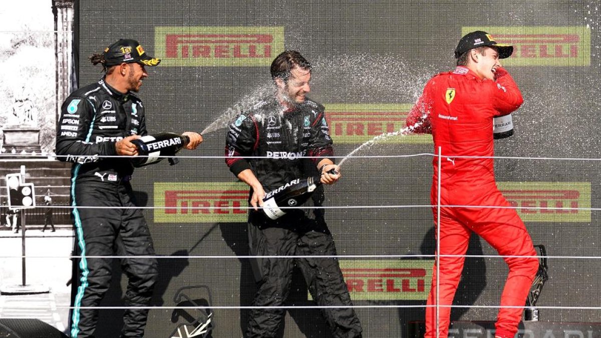 Lewis Hamilton celebra la victoria junto a sus compañeros de podio.