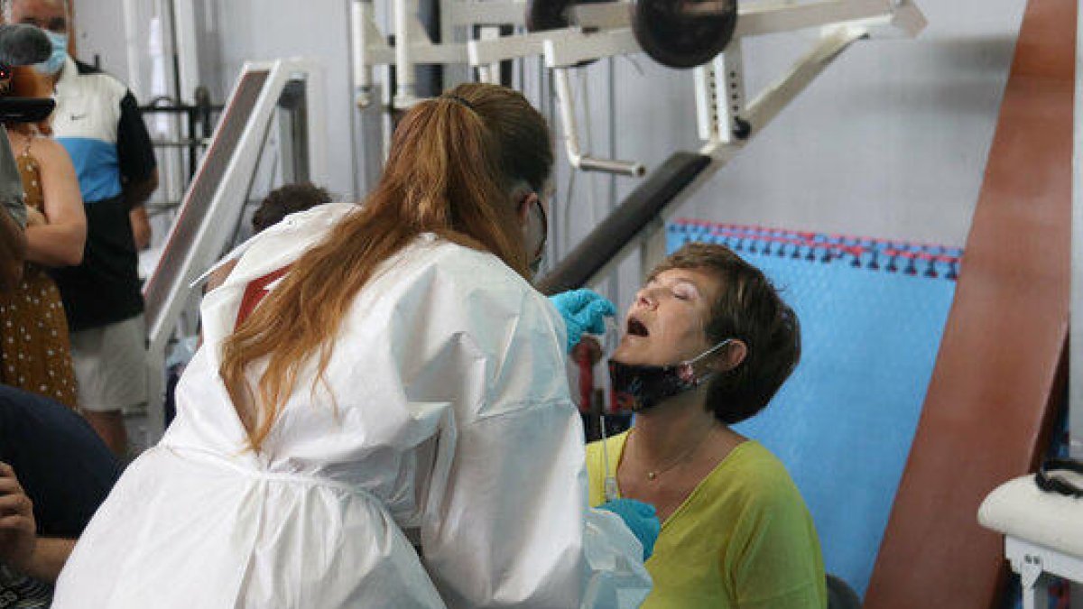 Més de 300 ingressats per Covid a les UCI