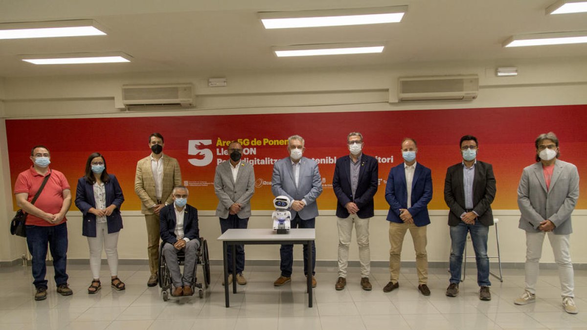 Representantes de todos las entidades que han hecho posible el laboratorio, ayer con el robot Misty.