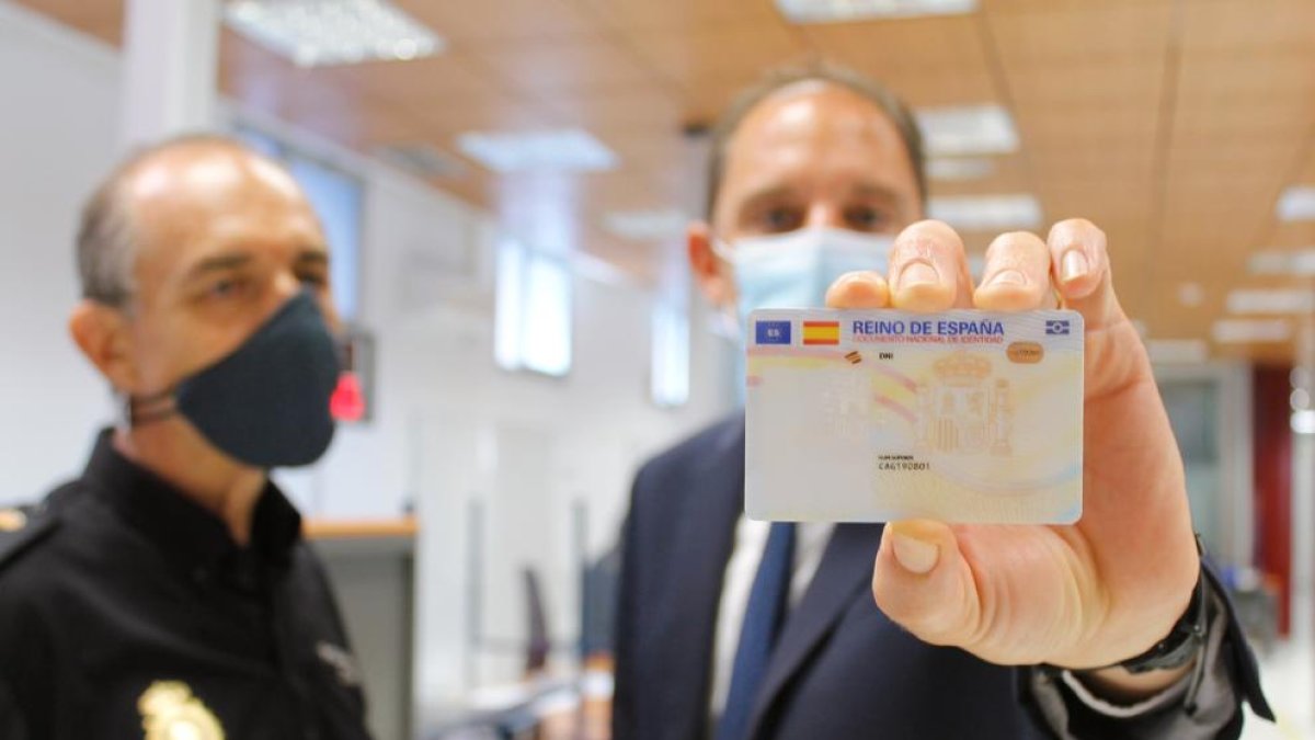 José Crespín muestra el modelo de DNI Europeo 4.0.