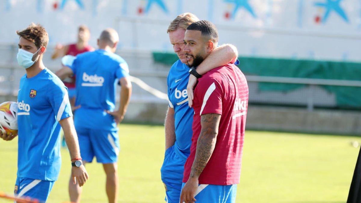 Ronald Koeman se reencontró ayer con Memphis Depay.