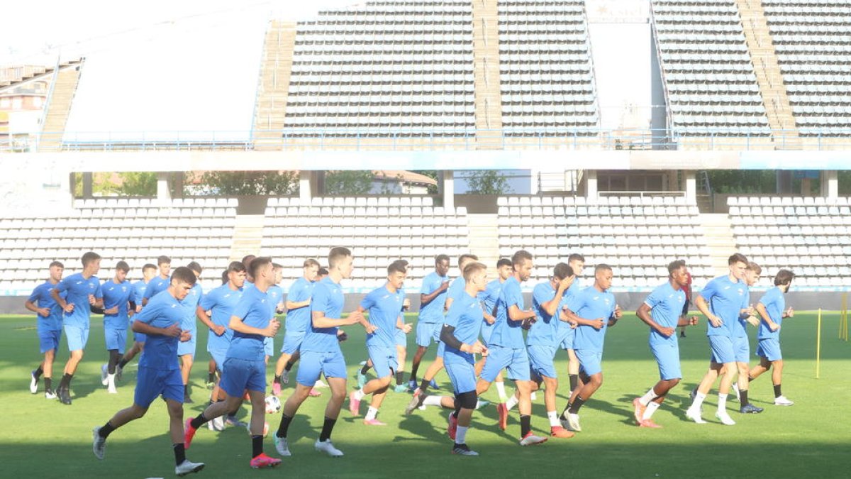 Los jugadores del nuevo Lleida se ejercitaron en el Camp d’Esports.