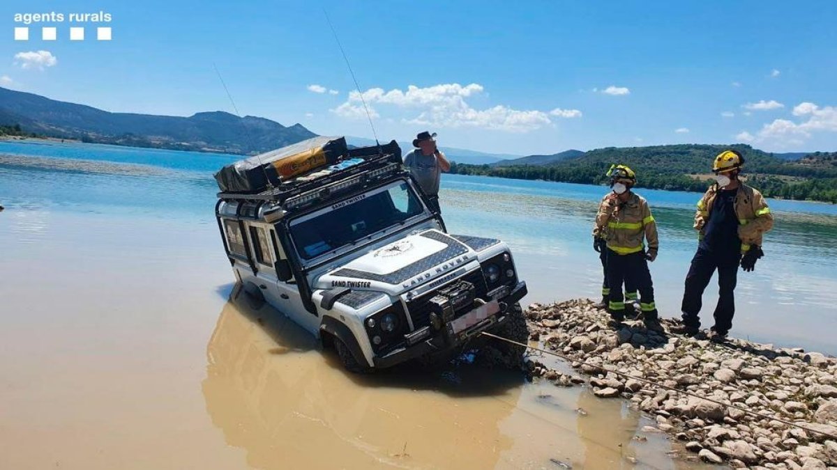 Circula camp a través i queda atrapat al pantà de Sant Antoni