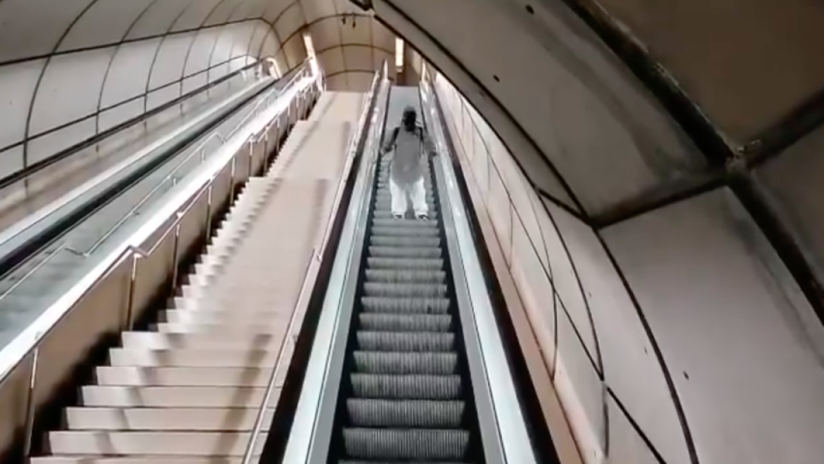 Mofa en las redes por el vídeo del metro de Bilbao desinfectando las escaleras mecánicas