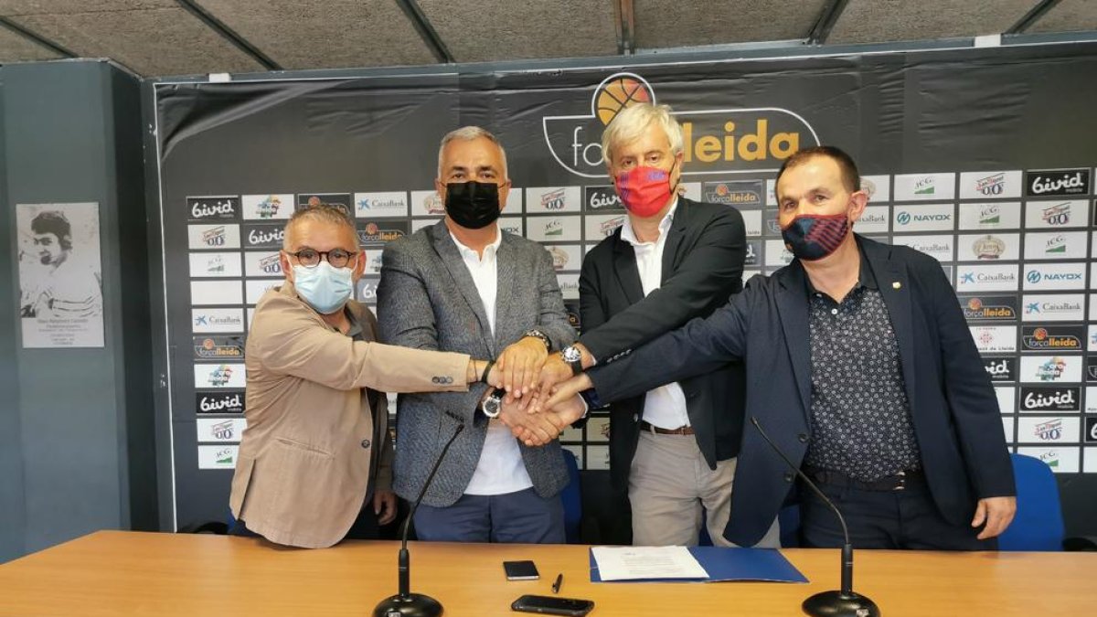 Pep Castarlenas, Albert Aliaga, Josep Cubells i l’empresari lleidatà Sisco Pujol, després de la firma.