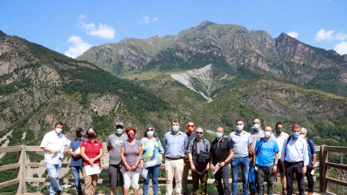 Foto de família dels impulsors i participants en el projecte Phusicos, durant la presentació ahir al barranc d’Erill.