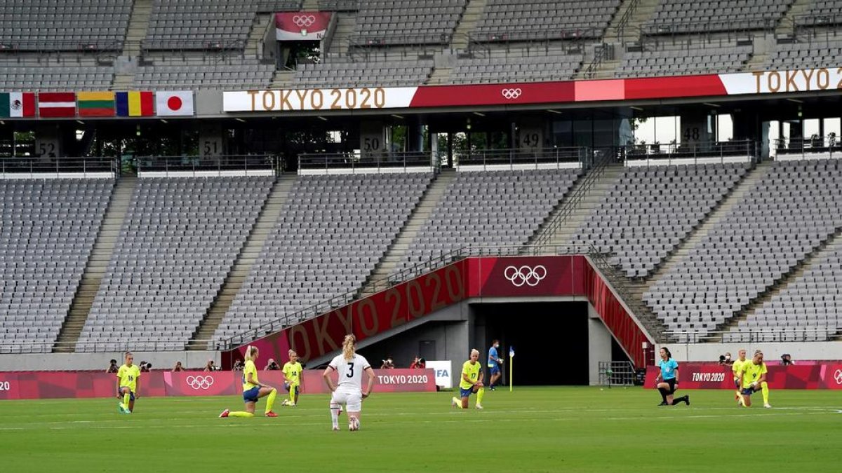 Las jugadoras de Suecia y Estados Unidos protestan contra el racismo en un estadio vacío.