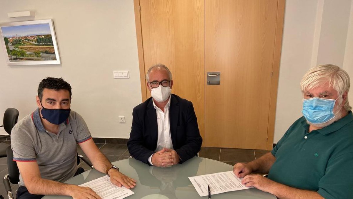 Jiménez (izquierda) con representantes de Viadenuncia.