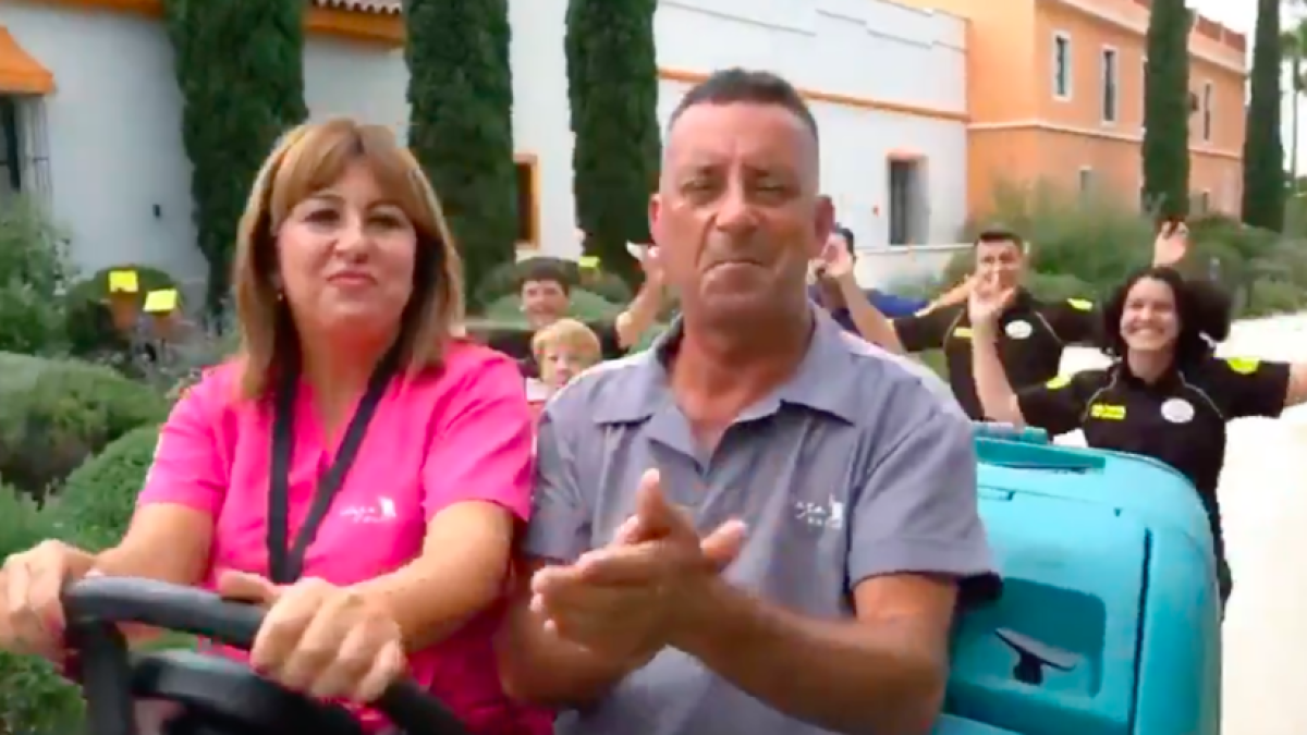 La peculiar manera de promorcionar-se del Centro Comercial Plaza Mayor de Málaga: hacer vídeos 'horteros' con los trabajadores