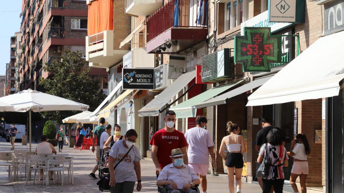 Els termòmetres al sol van marcar ahir a la tarda valors desorbitats, com el del carrer Pi i Margall de Lleida, que va assolir els 53,5º.