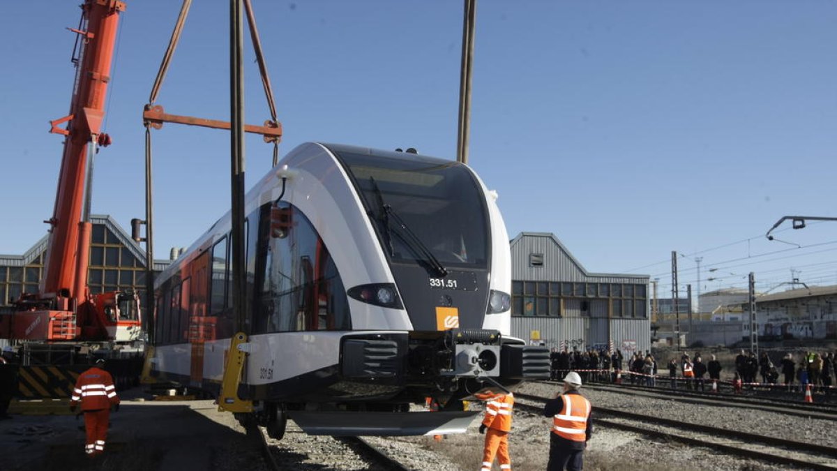 Un dels dos trens que operen actualment a la línia de la Pobla quan va arribar el 2016.