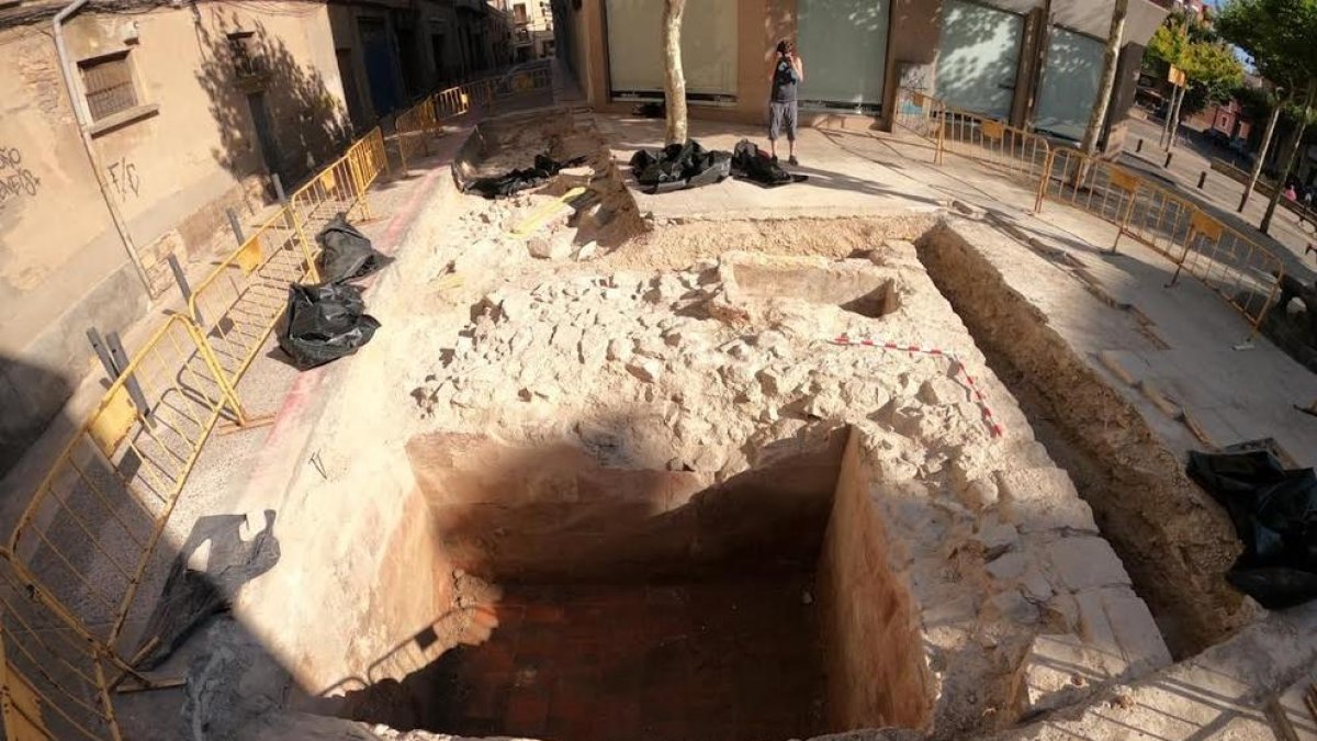 Las excavaciones en el centro de Tàrrega han permitido documentar una torre y parte de la muralla.