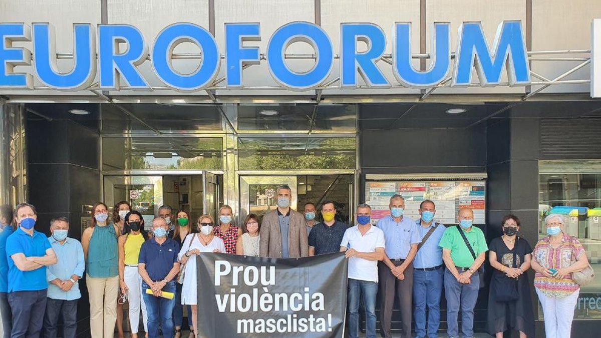 Los trabajadores de la delegación del Govern en Lleida guardaron ayer un minuto de silencio.