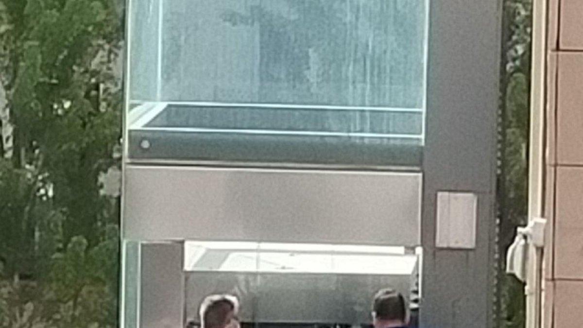 Dos agentes de la Urbana durante el operativo.