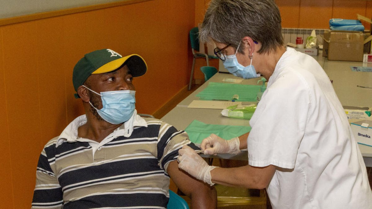 Un usuario del CAP Rambla Ferran recibe la vacuna tras acudir a una maratón sin cita previa.