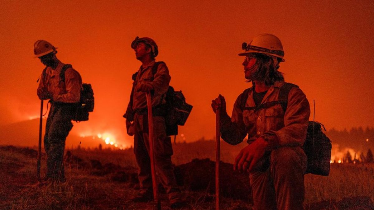 Bombers treballant contra un dels incendis de Califòrnia.