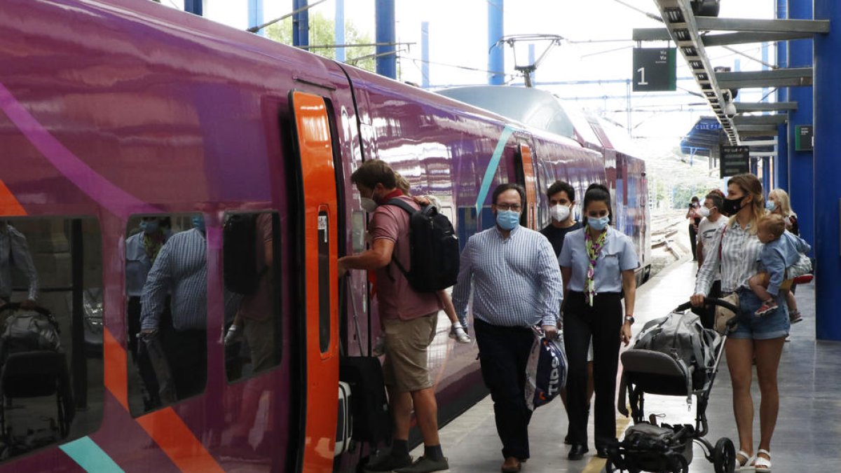 Viajeros durante la primera parada del Avlo en Lleida.