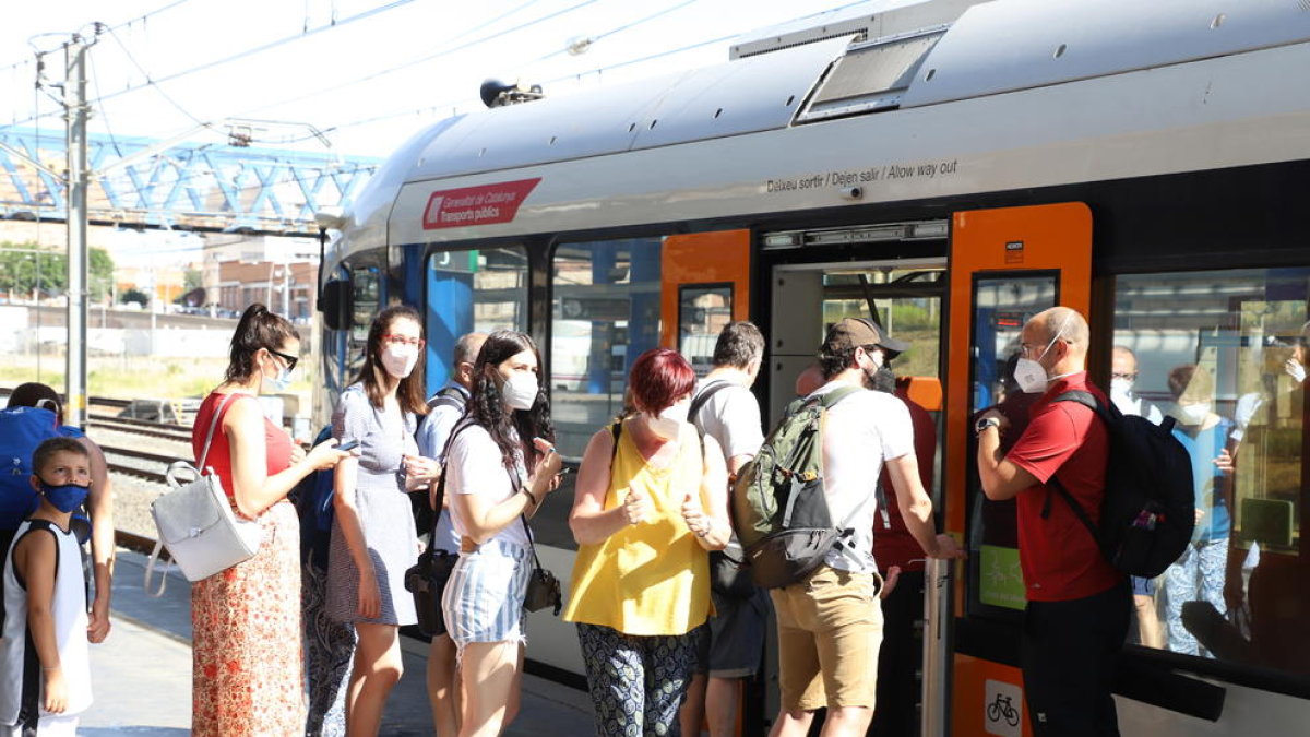 Passatgers pujant al Tren dels Llacs l’estiu passat.