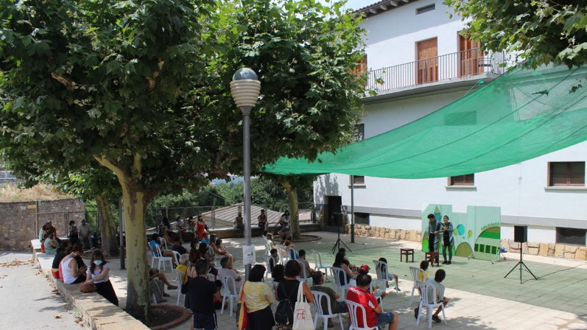 La compañía leridana de teatro familiar El Sidral ofreció ayer al mediodía sus ‘Històries Improssibles’.
