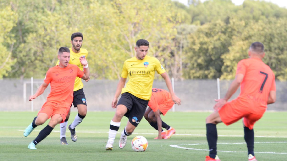 Una acció del partit d’ahir entre l’Osca i el Lleida, el primer de la pretemporada per als lleidatans.