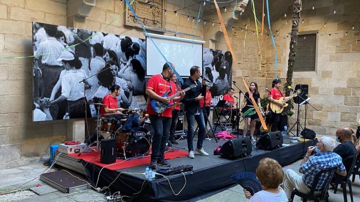 L’espectacle familiar ‘Le Petit Théâtre ambulant’ de JAM va obrir la jornada festiva i a la tarda va ser el torn per al ball a càrrec del grup de versions Bruixa Express.