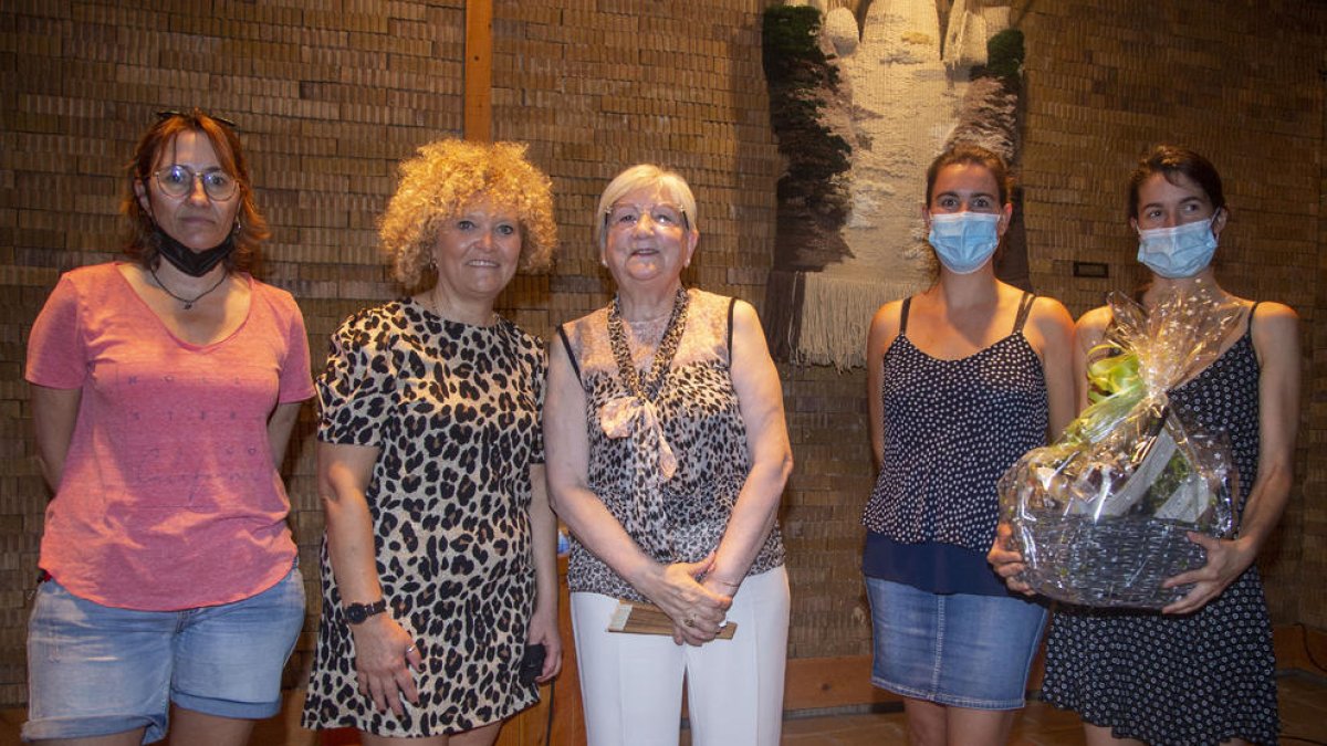 Montse Font, al centre, acompanyada per l’alcaldessa Carme Culleré i tres regidores més.
