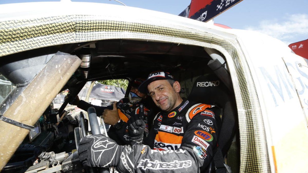 Isidre Esteve, al volant del seu Toyota Hilux Overdrive adaptat.