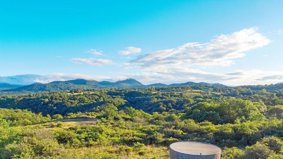 la chaîne deS puys. Serà l’escenari d’una màgica estada en la qual l’atleta Kilian Jornet farà d’amfitrió virtual.