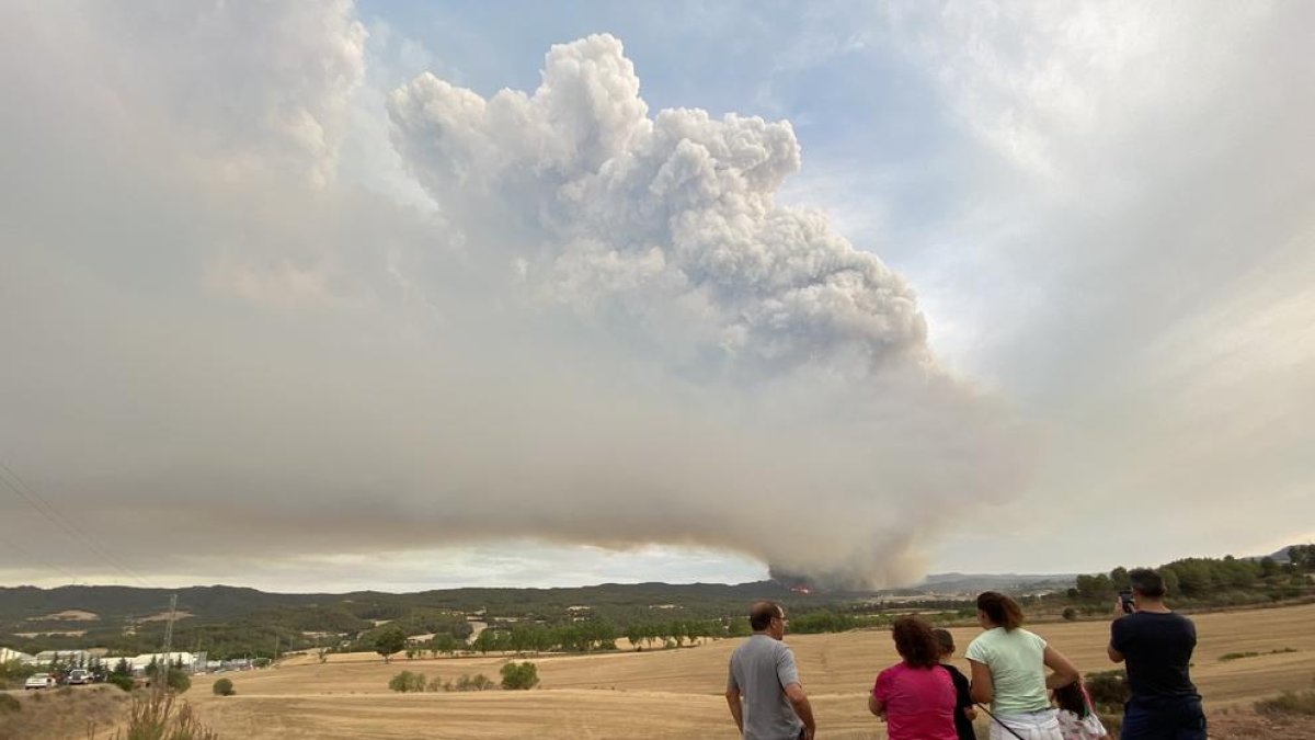 Vista del incendio de Santa Coloma de Queralt desde Sant Martí de Tous, que avanza sin control y que ha provocado cientos de desalojos.