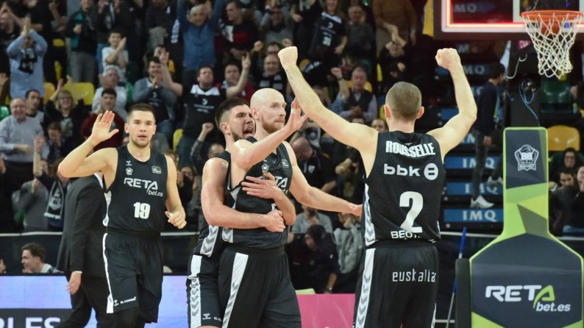 Thomas Schreiner, abrazado por sus compañeros, durante su etapa en el Bilbao.