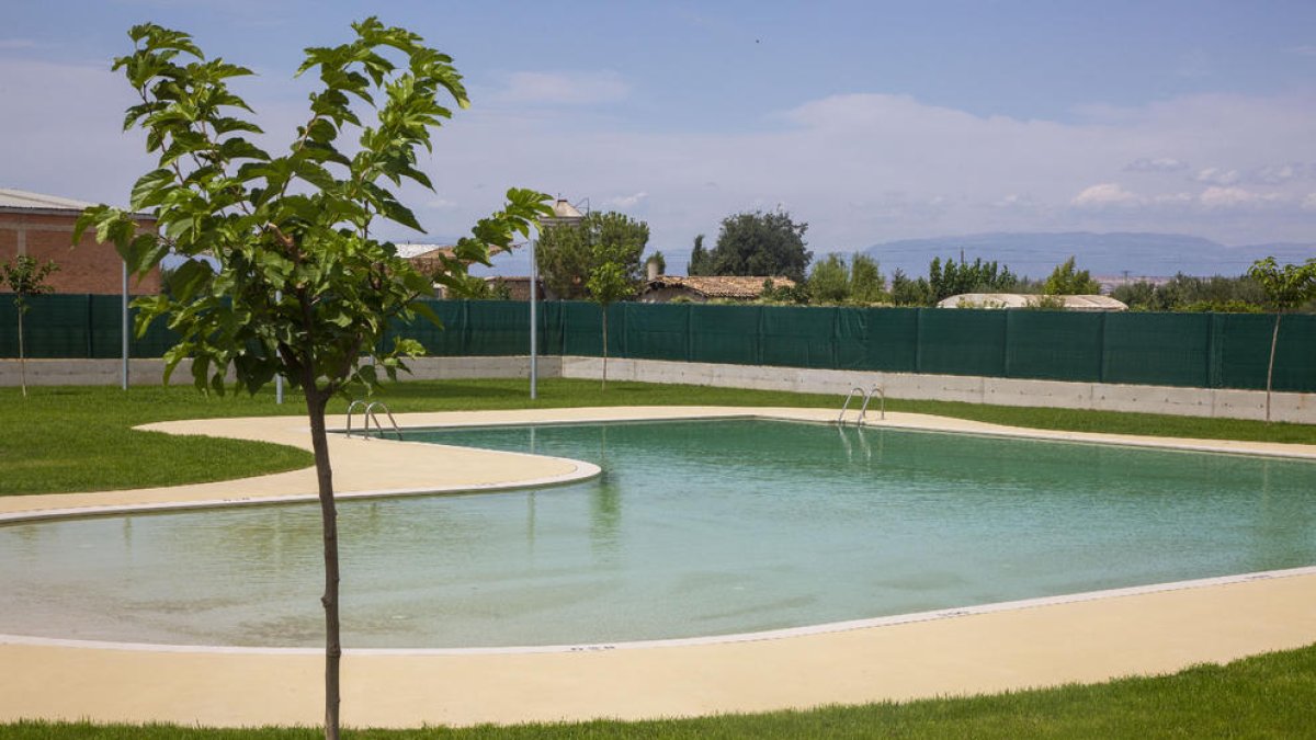 Vista presa ahir de la nova piscina de Vilagrassa.