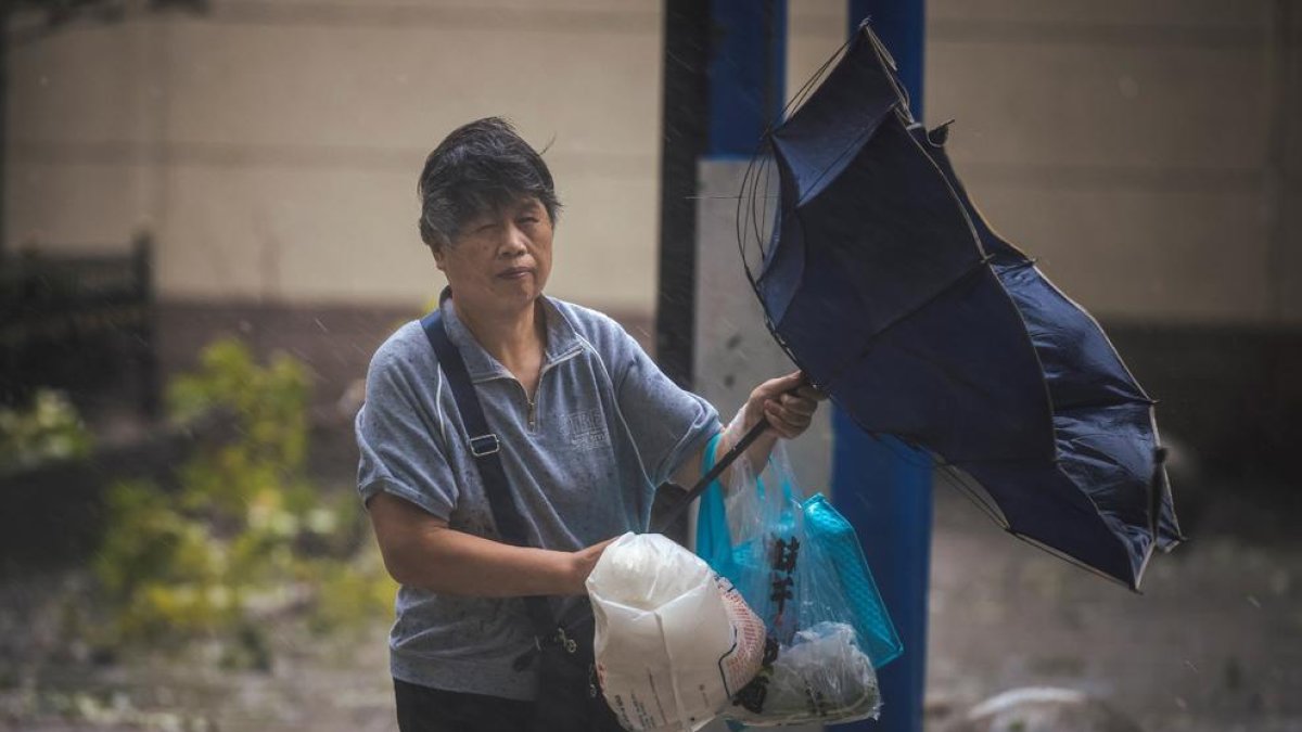 Las autoridades de Shanghái han alertado a la población de la peligrosidad del tifón In-fa.