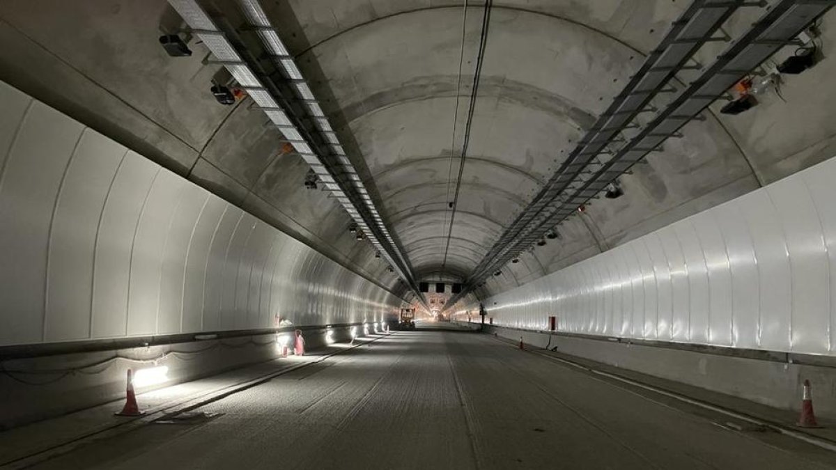 Imatge de l’interior del túnel de Tresponts, a la C-14 entre Organyà i Montant de Tost.