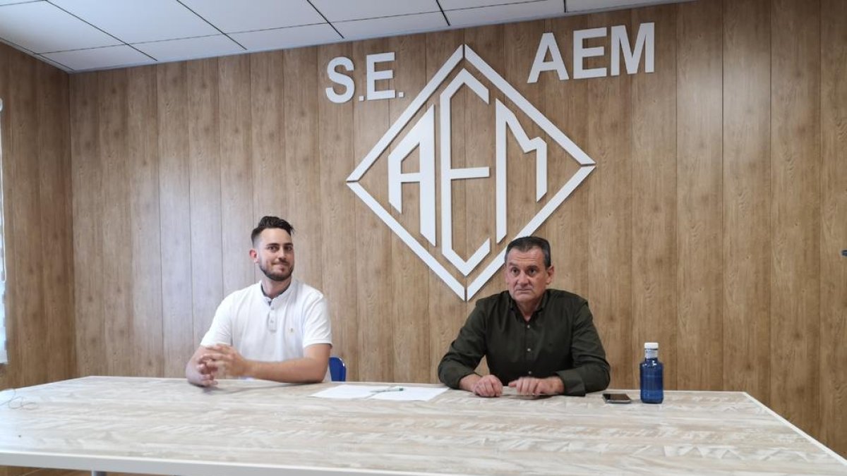 Òscar Cobacho, el dia de la presentació, amb Carlos Sisteré.