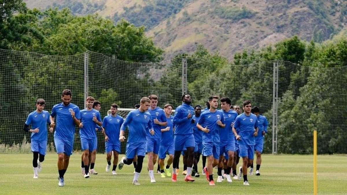 Jugadores del Lleida, ayer durante la primera sesión de entrenamiento en el estage de Garòs.