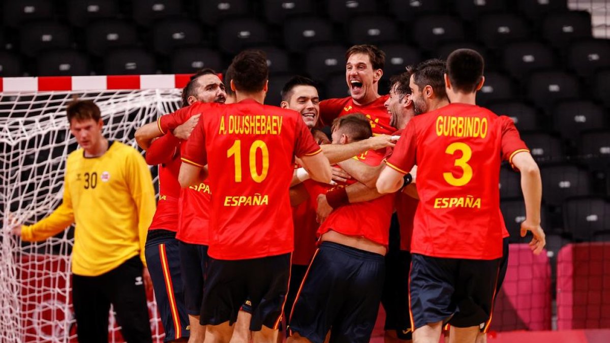 La selección de balonmano celebra el triunfo frente a Noruega.