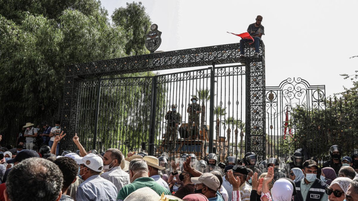 Soldados tunecinos a las puertas del Parlamento ante las protestas de ciudadanos por su suspensión.